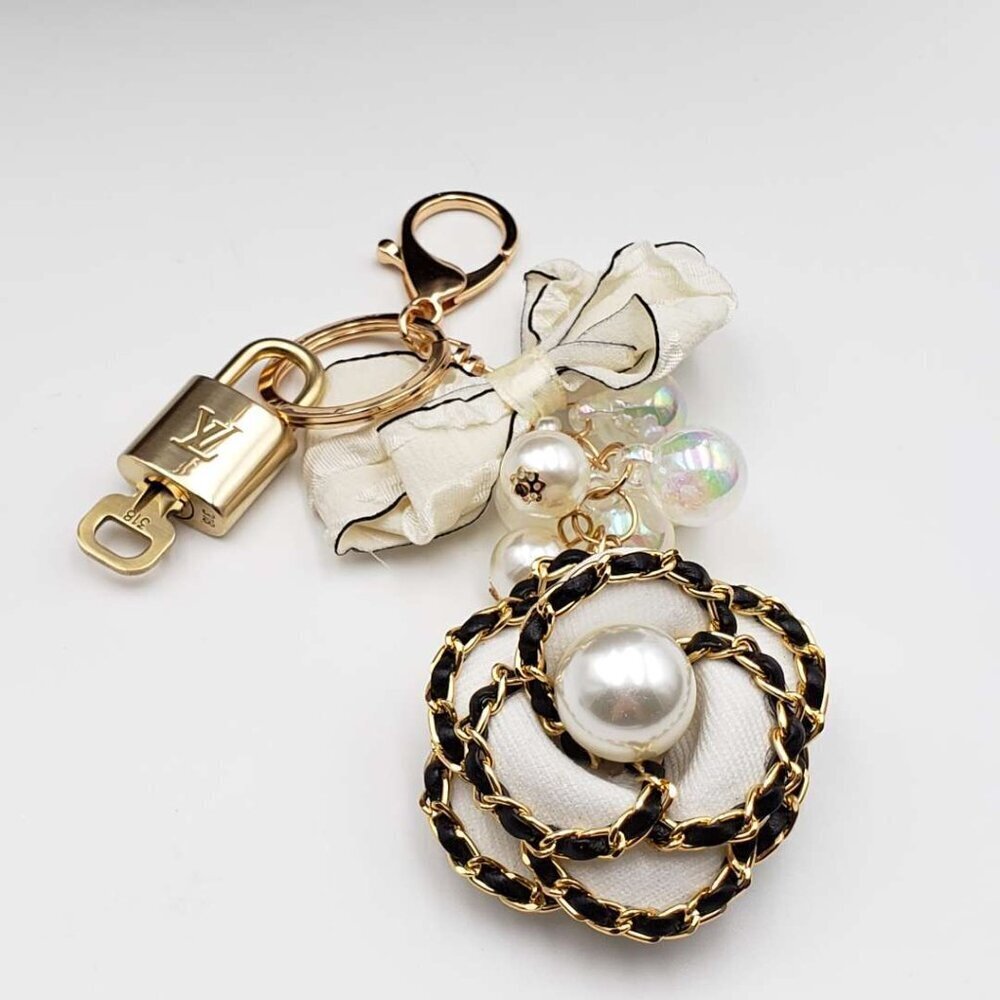 Louis Vuitton Authentic Gold Lock 🔒 Unbranded Flower Keychain Charm for Bags - Picture 4 of 14